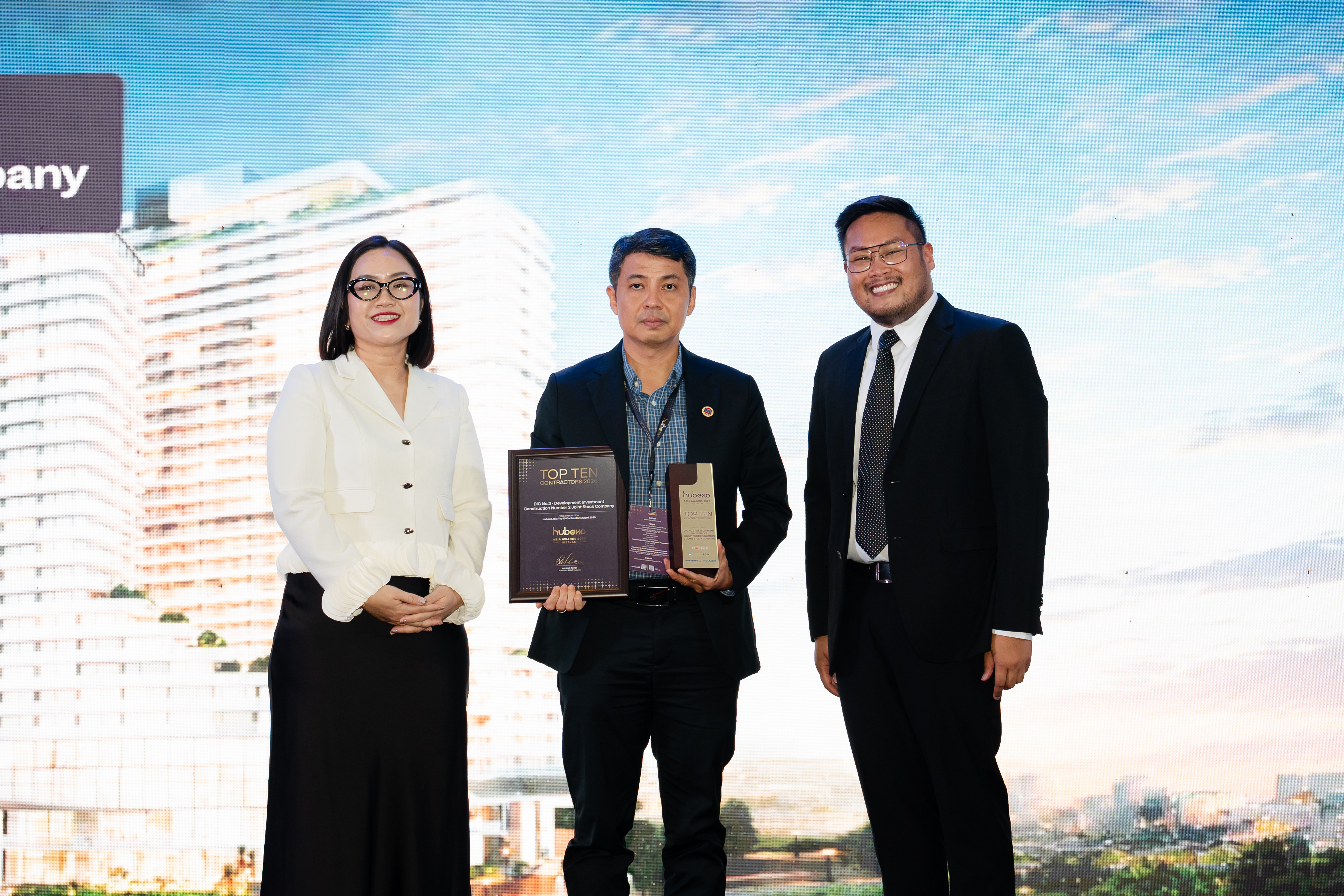 Ông Phạm Đức Dũng – Chủ tịch HĐQT DIC No.2 nhận cúp và chứng nhận Top 10 Contractors tại Hubexo Asia Awards 2026